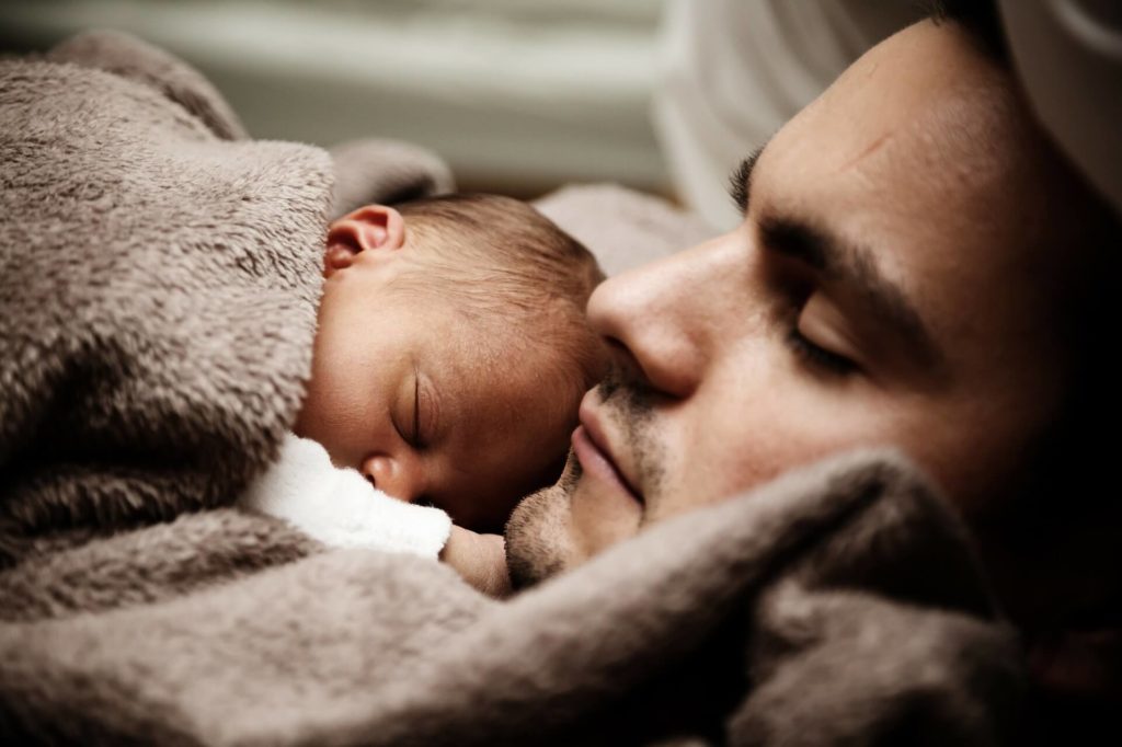 apa és a babája együtt alszik